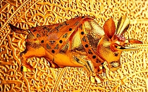 O10 Декорация с золотым быком в испанском стиле